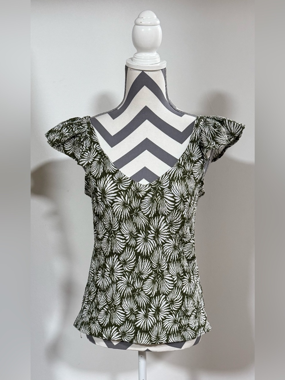 Loft Women's Green and White Palm Leaf Flutter Sleeve Blouse Size Small EUC